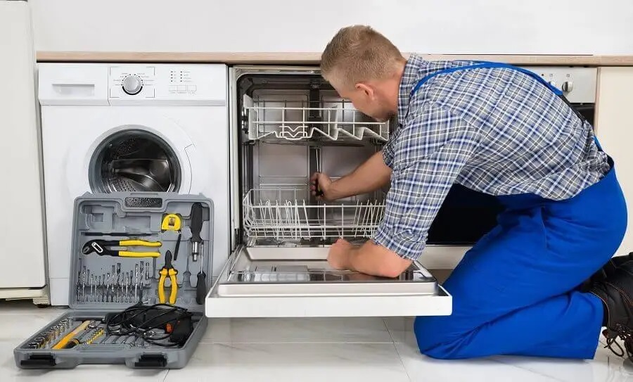 Adapazarı Miele servisi teknisyen ekibi beyaz eşya tamiri yaparken